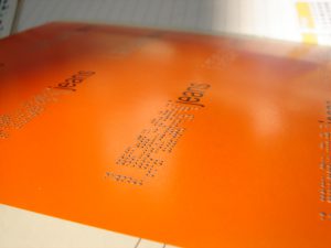 Aplicação de verniz UV estruturado (braille)